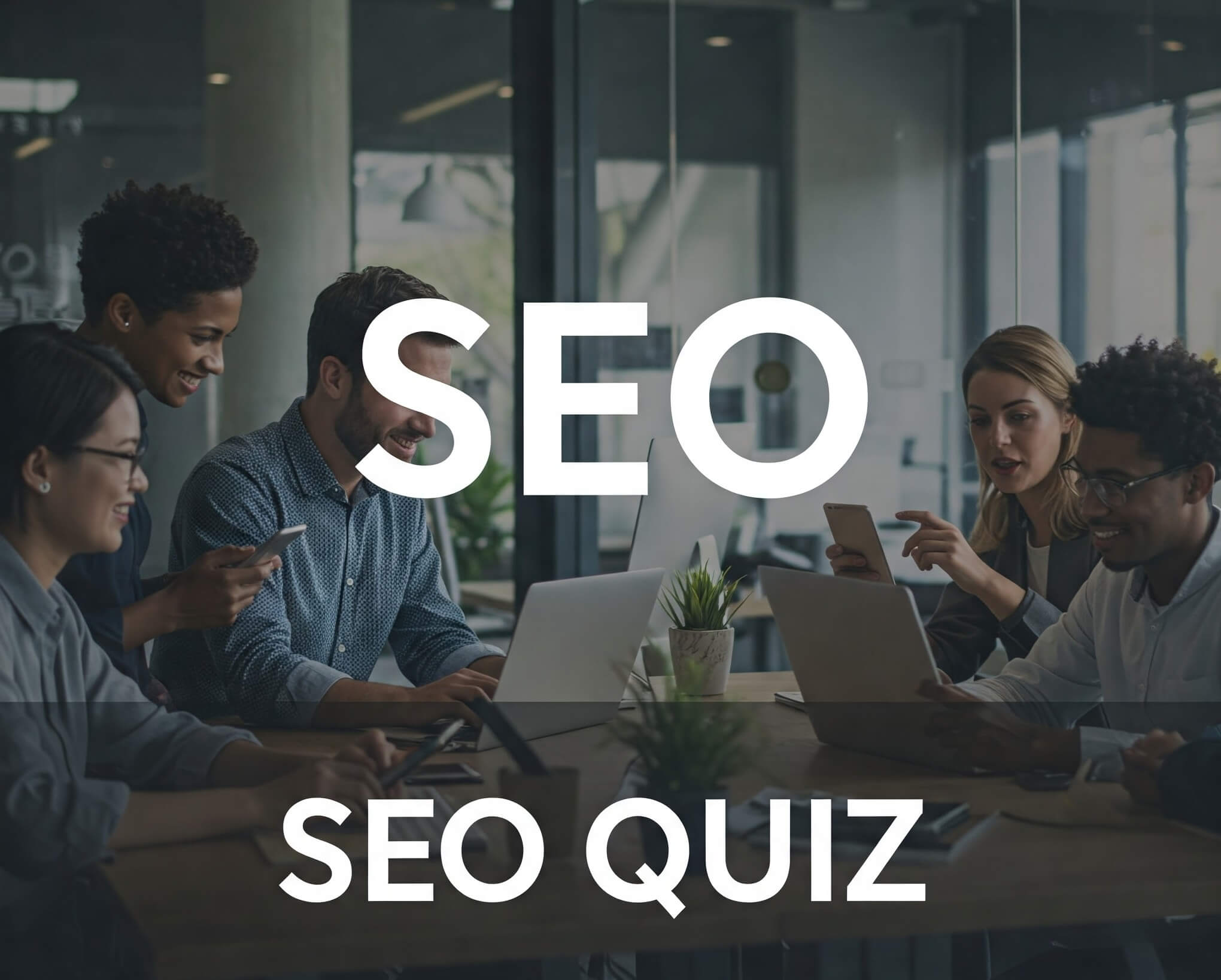 Menschen am Tisch spielen SEO Quiz